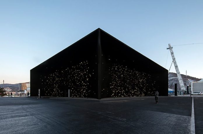 edificio color negro tierra