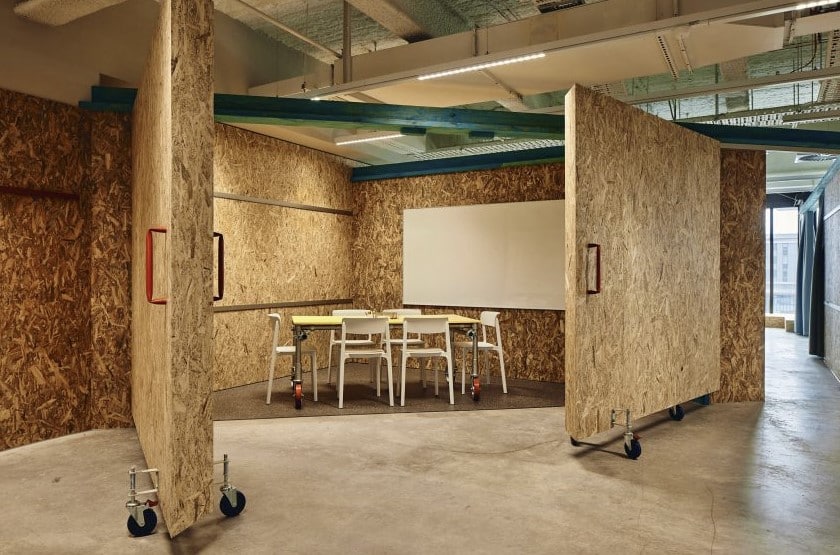 decoración espacios trabajo con materiales sostenibles