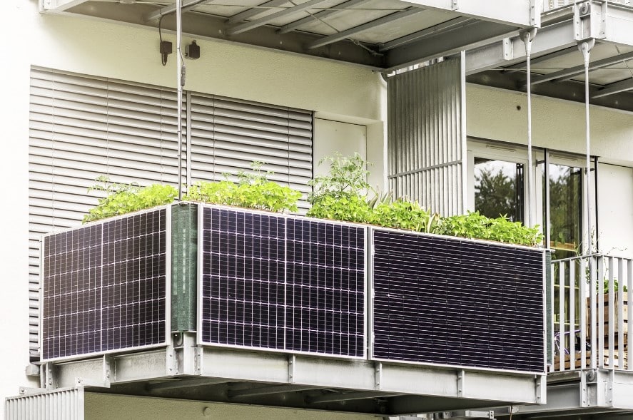 balcones con paneles solares fotovoltaicos
