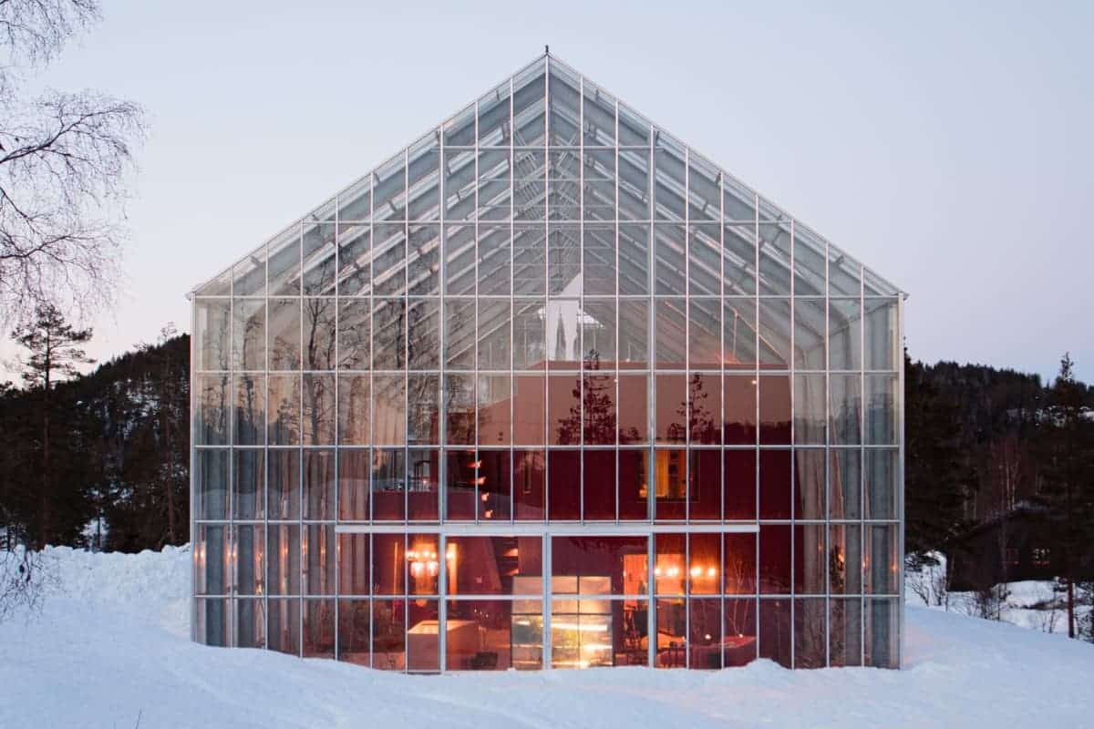 casa dentro de un invernadero